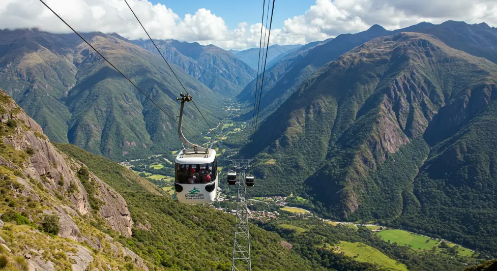 Turistas viajando en teleférico con vista panorámica de la ciudad