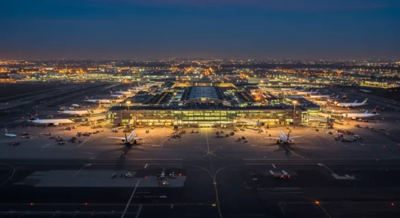 Pantallas mostrando horarios de vuelos en aeropuerto